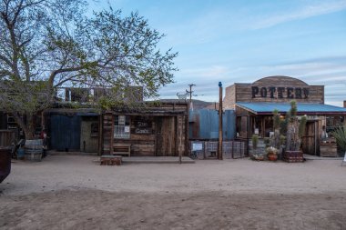 Calfornia 'daki Morongo Havzası' ndaki Pioneertown - CALIFORNIA, ABD - 18 Mart 2019