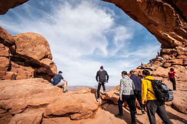 Arches Ulusal Parkı 'na tırmanan ziyaretçiler - UTAH, ABD - 20 Mart 2019