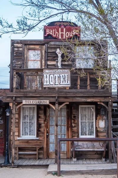 Edifícios históricos de madeira no Pioneertown, na Califórnia, à noite - CALIFORNIA, EUA - 18 de março de 2019 — Fotografia de Stock