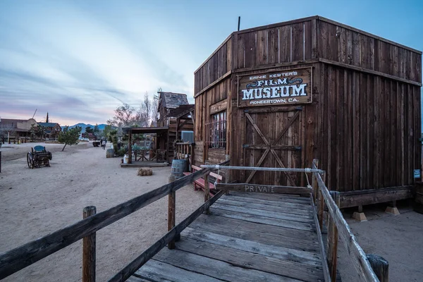 Museo de cine en Pioneertown en California por la noche - CALIFORNIA, EE.UU. - 18 DE MARZO DE 2019 —  Fotos de Stock