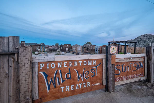 Pioneertown Wild West Theater το βράδυ - CALIFORNIA, USA - March 18, 2019 — Φωτογραφία Αρχείου