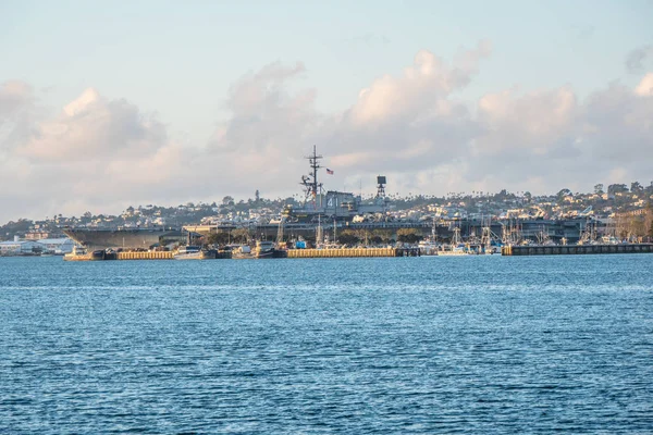 USS Midway múzeum történelmi repülőgép-hordozó - CALIFORNIA, USA - MÁRCIUS 18, 2019 — Stock Fotó