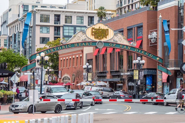 Street corner at San Diego Convention Center and Gaslamp Quarter - CALIFORNIA, USA - March 18, 2019 — Φωτογραφία Αρχείου