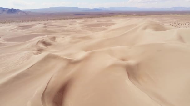 Formazioni di sabbia incredibili tra le dune - vista dall'alto — Video Stock