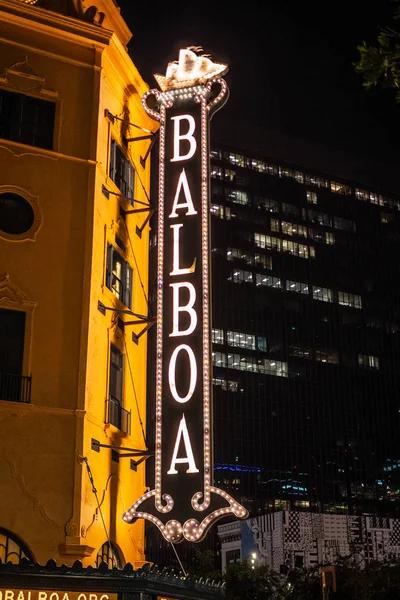 Balboa Theater at historical Gaslamp Quarter San Diego by night - KALIFORNIA, Yhdysvallat - maaliskuu 18, 2019 — kuvapankkivalokuva