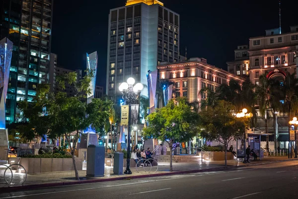Horton Plaza Park im historischen Gaslamp Quarter San Diego bei Nacht - CALIFORNIA, USA - 18. MÄRZ 2019 — Stockfoto