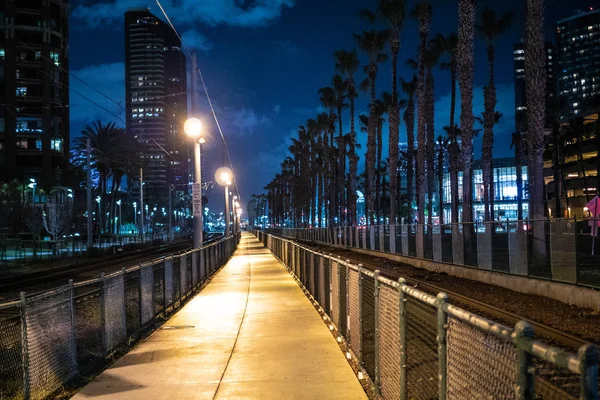 Pedestrian way in San Diego by night - SAN DIEGO, USA - MARCH 18, 2019 — Stock Photo, Image