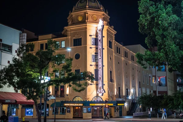 Street view at Gaslamp Quarter San Diego by night - KALIFORNIA, USA - 18 marca 2019 — Zdjęcie stockowe