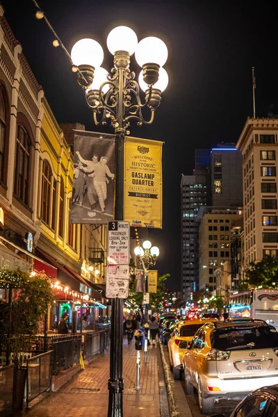 Geceleyin San Diego 'daki tarihi Gaslamp Quarter - CALIFORNIA, ABD - 18 Mart 2019 — Stok fotoğraf