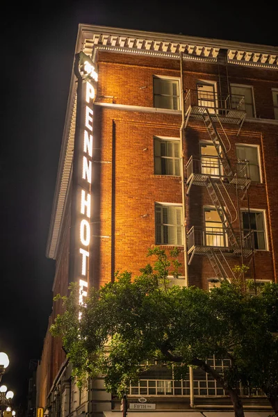 Penn Hotel at Gaslamp Quarter San Diego by night - CALIFORNIA, USA - 18 marca 2019 — Zdjęcie stockowe