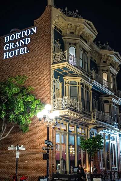 Horton Grand Hotel historiallisessa Gaslamp Quarter San Diegossa yöllä - CALIFORNIA, Yhdysvallat - maaliskuu 18, 2019 — kuvapankkivalokuva