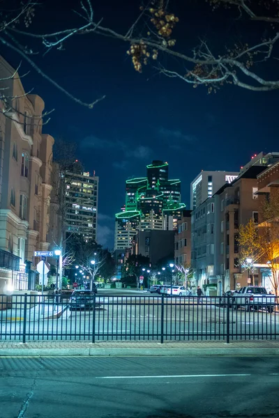 五颜六色的圣地亚哥市中心的夜晚 - 圣地亚哥，乌萨 - 三月 18， 2019 — 图库照片
