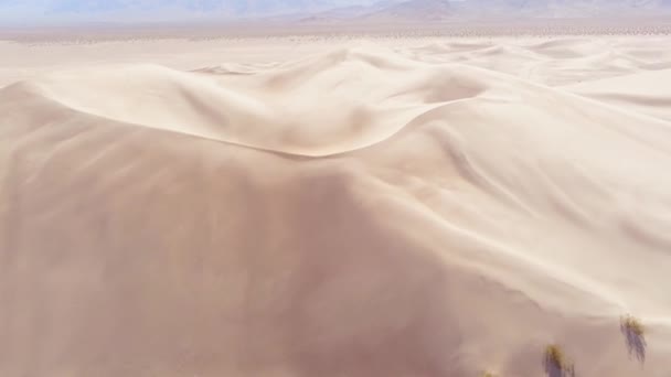 Voo sobre um deserto com belas dunas de areia — Vídeo de Stock