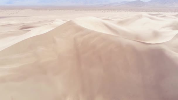 Flug über eine Wüste mit schönen Sanddünen — Stockvideo