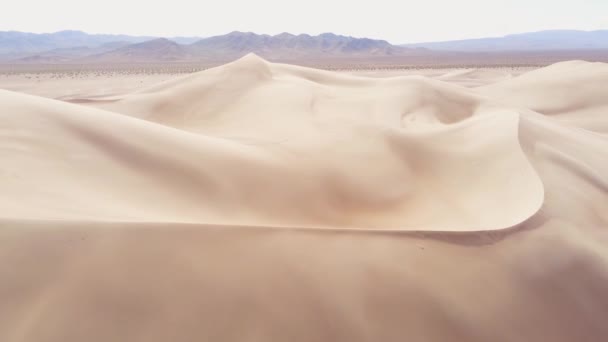 Prachtige zandduinen van bovenaf — Stockvideo