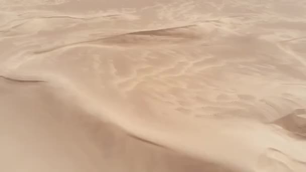 Voo sobre um deserto com belas dunas de areia — Vídeo de Stock