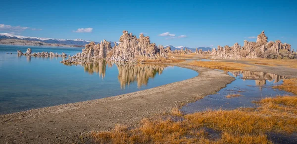 Monomeer met zijn verbazingwekkende Tufa torens — Stockfoto