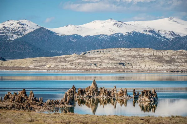 Lac Mono dans l'est de la Sierra Nevada — Photo