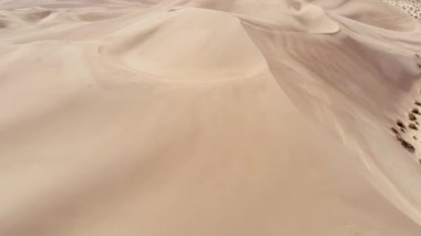 Güzel kum tepeleri ile bir çöl üzerinde Uçuş