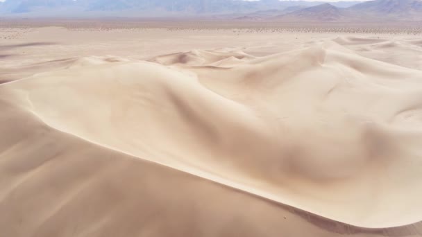 Verbazingwekkende zand formaties in de duinen-uitzicht vanaf boven — Stockvideo