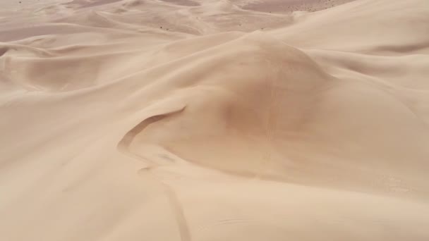 Prachtige zandduinen van bovenaf — Stockvideo