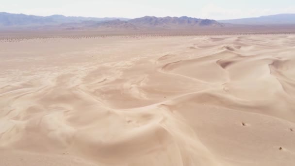 Vuelo sobre dunas de arena en el desierto — Vídeos de Stock