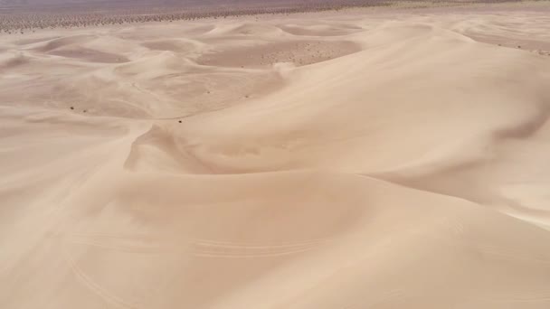 Vuelo sobre dunas de arena en el desierto — Vídeo de stock