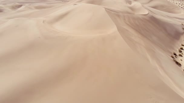 Güzel kum tepeleri ile bir çöl üzerinde Uçuş — Stok video