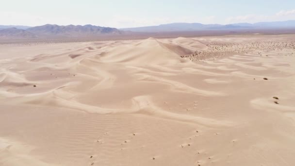 Voo sobre Dunas de Areia no deserto — Vídeo de Stock