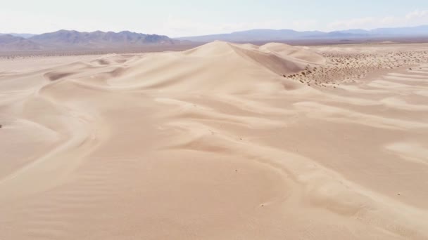 Písečné duny v pouštním vzdušném pohledu shora — Stock video