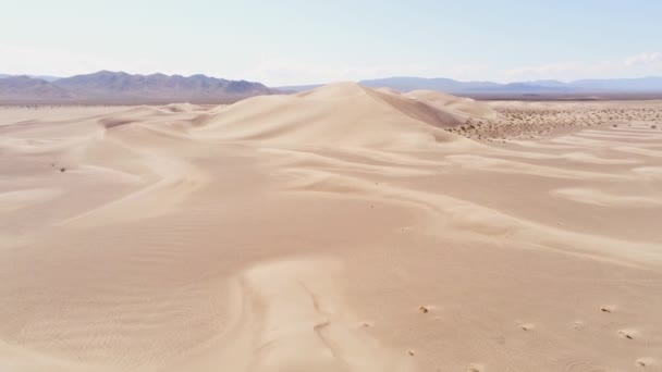 Політ над піщаними дюнами в пустелі — стокове відео
