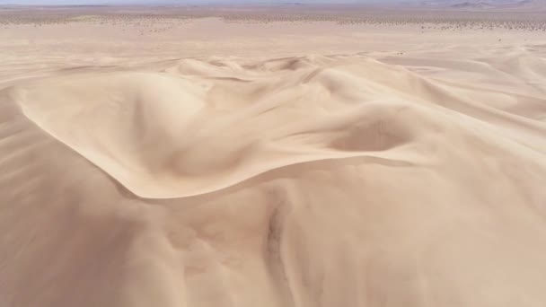 Песчаные дюны в пустыне вид сверху — стоковое видео