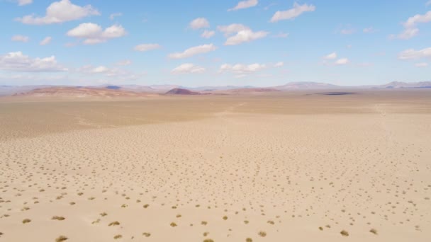 Vuelo sobre tierras áridas del desierto — Vídeo de stock