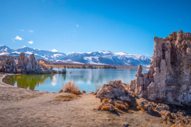 Mono Gölü 'ndeki Tufa kuleleri kireçtaşı sütunları