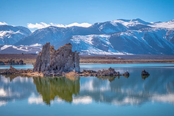 Tufa torens zuilen van kalksteen bij Mono Lake — Stockfoto