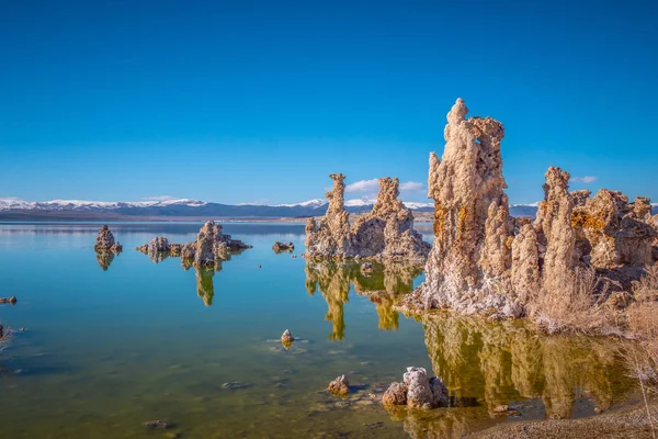 Monomeer met zijn verbazingwekkende Tufa torens — Stockfoto