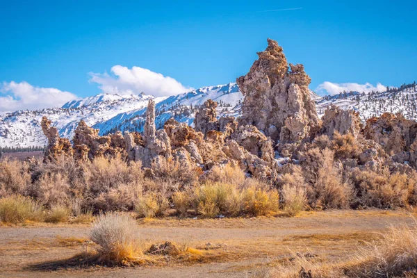 Torres de toba columnas de piedra caliza en el lago Mono — Foto de Stock