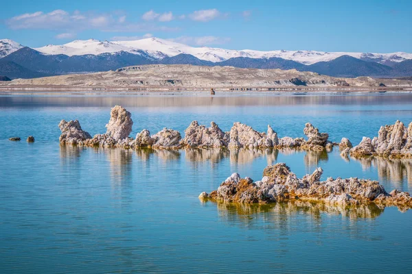 Monomeer met zijn verbazingwekkende Tufa torens — Stockfoto