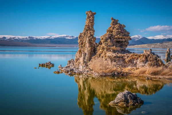 Lago Mono con le sue incredibili torri di tufo — Foto Stock