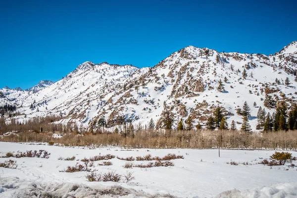 Sierra Nevada con montañas nevadas en un día de inviernos — Foto de Stock