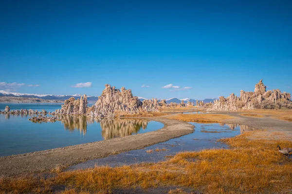 Tufa torens zuilen van kalksteen bij Mono Lake — Stockfoto