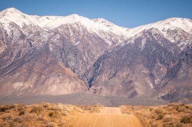 Sierra Nevada boyunca asfaltsız yol