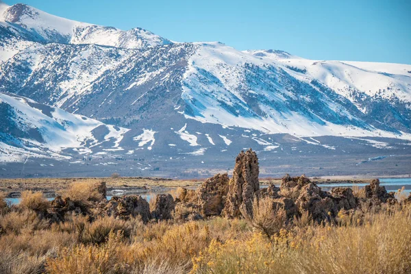 Tufa torres colunas de calcário em Mono Lake — Fotografia de Stock