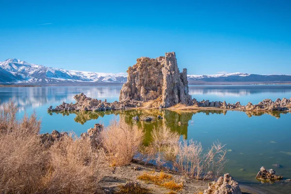 Monomeer met zijn verbazingwekkende Tufa torens — Stockfoto