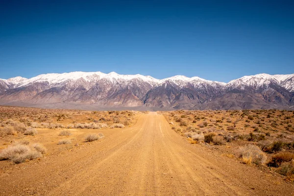 Estrada não pavimentada pela Sierra Nevada — Fotografia de Stock