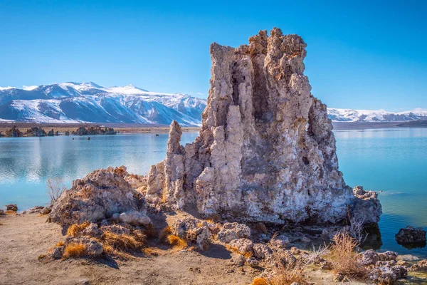 Increíbles columnas de piedra caliza en el lago Mono en el condado de Mono — Foto de Stock