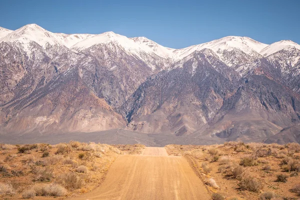 Estrada não pavimentada pela Sierra Nevada — Fotografia de Stock
