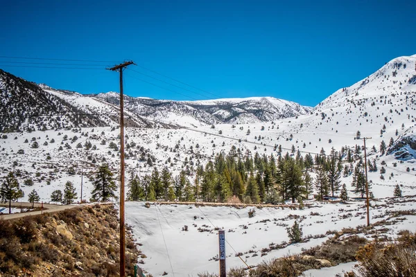 Sierra Nevada avec ses montagnes enneigées un jour d'hiver — Photo