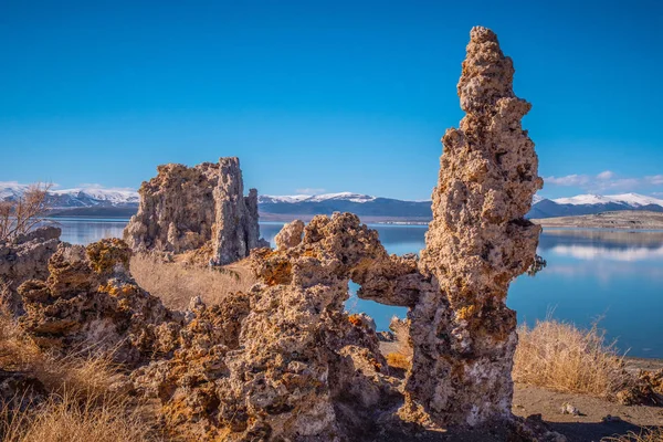 Verbazingwekkende kolommen kalksteen bij Mono Lake in Mono County — Stockfoto