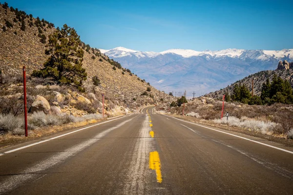 Szcenírozott út a Sierra Nevada hegységen keresztül — Stock Fotó